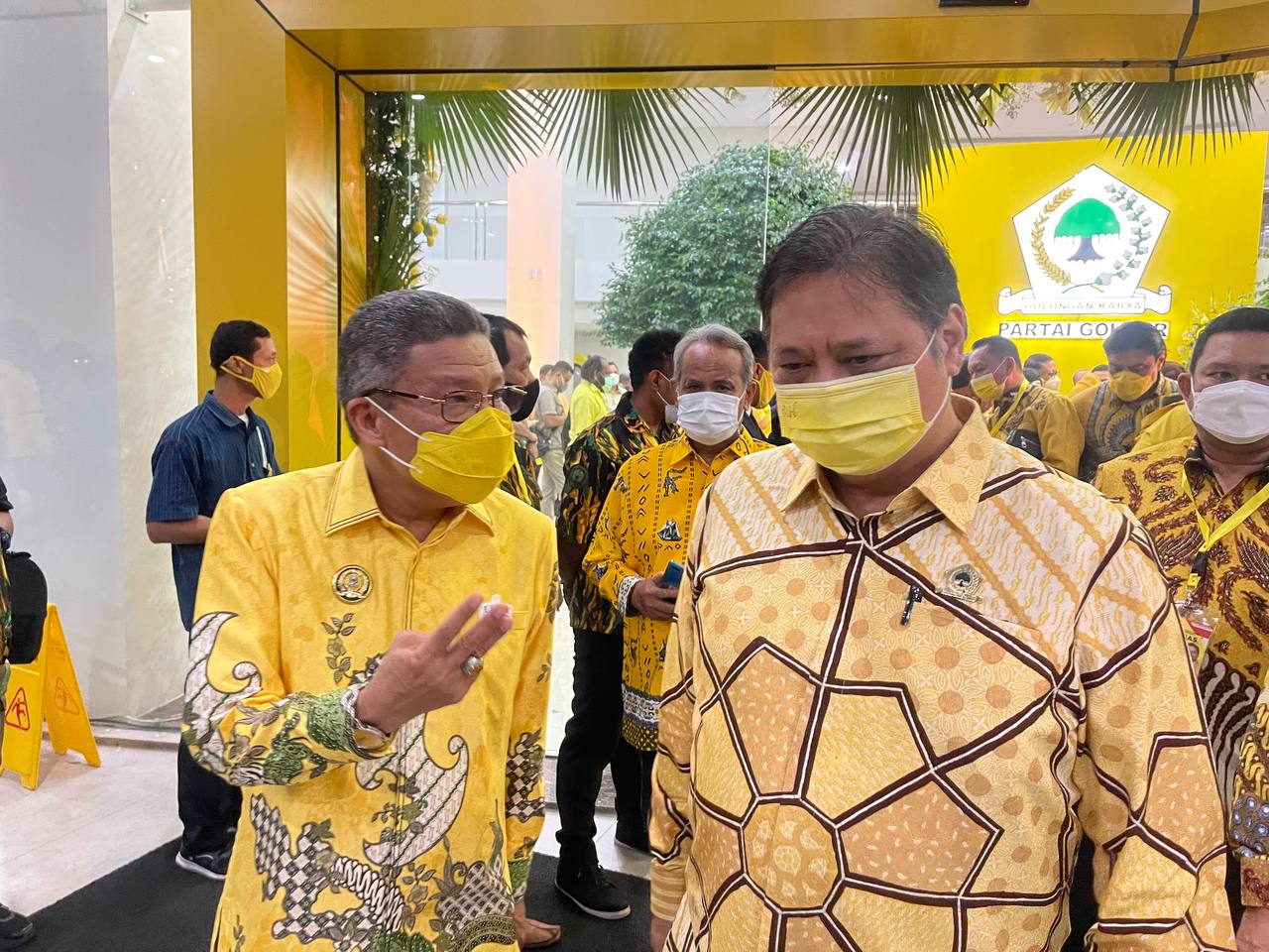 Ketua Golkar Sulsel Taufan Pawe bersama Ketua Umum DPP Partai Golkar Airlangga Hartarto di sebuah acara beberapa waktu lalu .(Ist)