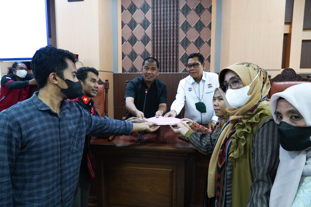Koalisi Advokasi Masyarakat Adat PT Vale menyerahkan sejumlah aspirasi ke DPRD Sulsel, Jumat 8 April 2022. (Ist) Koalisi Advokasi Masyarakat Adat PT Vale menyerahkan sejumlah aspirasi ke DPRD Sulsel, Jumat 8 April 2022. (Ist).jpg