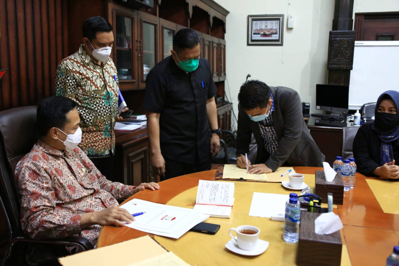 Komisi Pemilihan Umum (KPU) bersama Pemerintah Kota Makassar meneken Addendum Nota Perjanjian Hiba Daerah (NPHD) untuk Pemilihan Walikota dan Wakil Walikota tahun 2020. (Ist) Komisi Pemilihan Umum (KPU) bersama Pemerintah Kota Makassar meneken Addendum Nota Perjanjian Hiba Daerah (NPHD) untuk Pemilihan Walikota dan Wakil Walikota tahun 2020. (Ist)