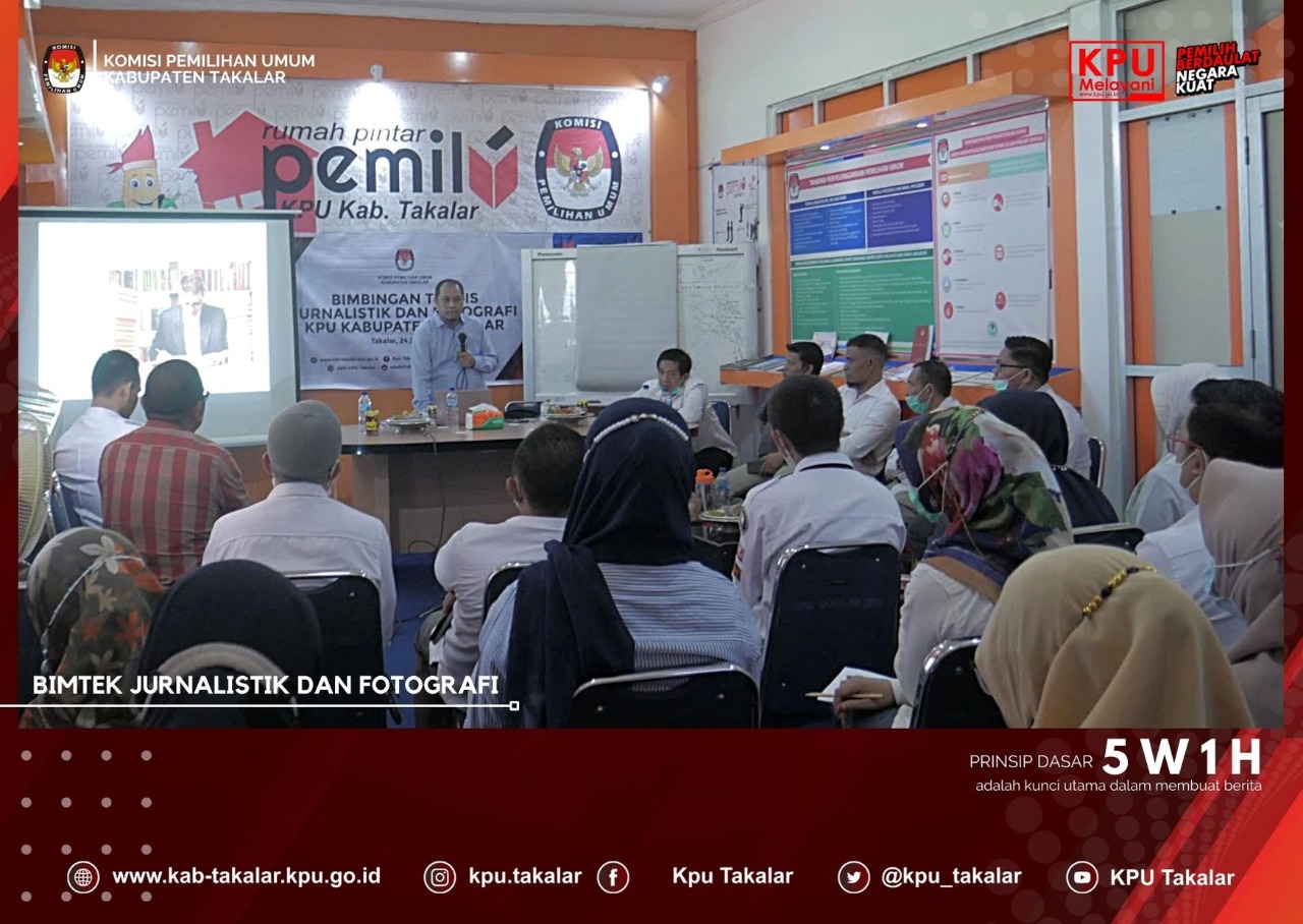 Komisioner KPU Sulsel Uslimin memberikan meteri jurnalistik di hadapan komisioner dan staf KPU Takalar, Kamis 24 Juni 2021. (Ist)