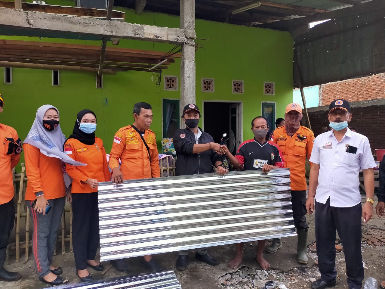 Korban puting beliung di Galesong Utara dapat bantuan dari Pemkab Takalar. (Ist)