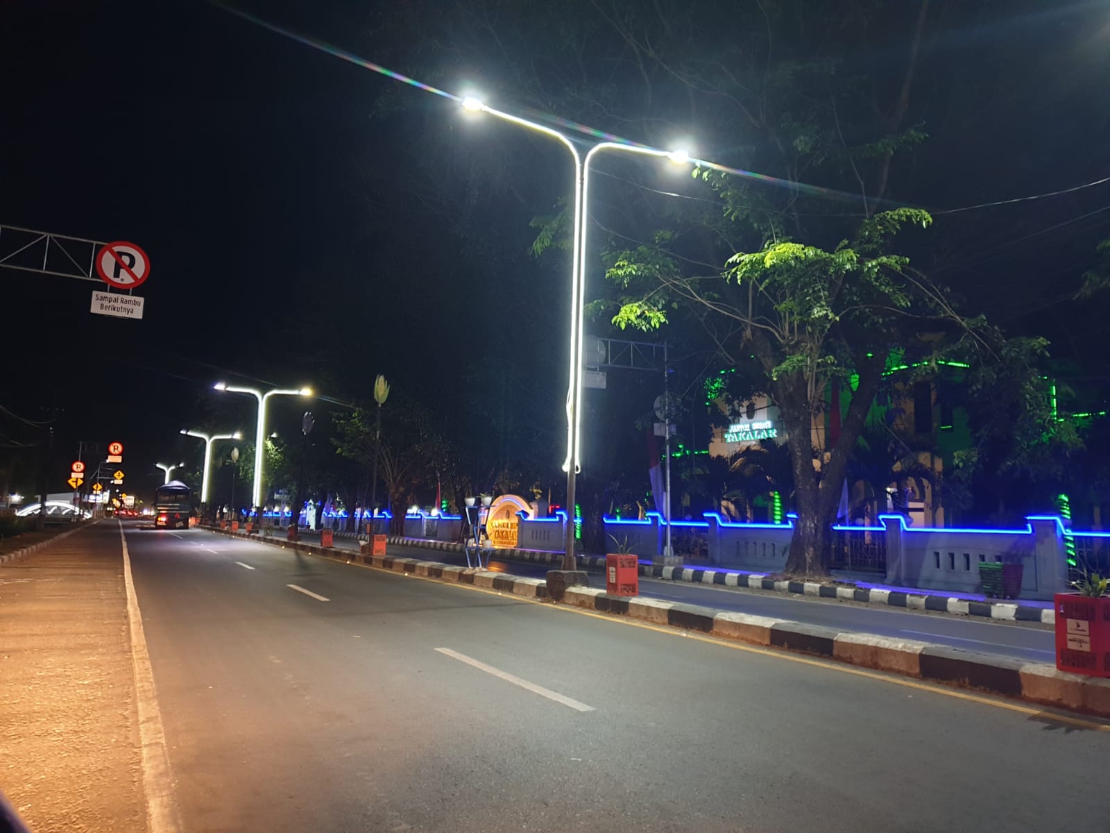 Kota Takalar kembali terang di malam hari oleh hiasan lampu pasca pergantian Sekda. (Ist)