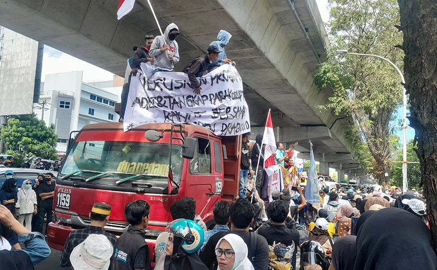 Puluhan Ribu Warga Sulsel Berdiri Dukung Prabowo, Lanjutkan MBG
