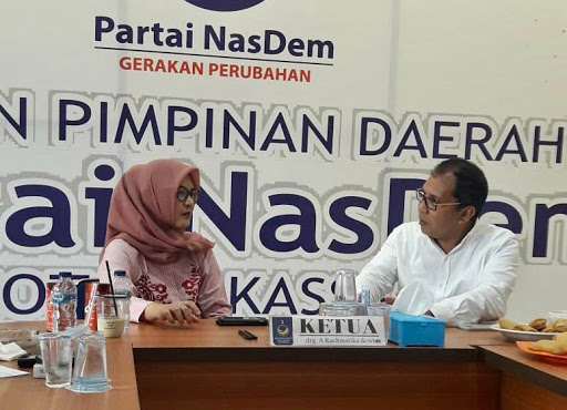 Mantan Walikota Makassar Moh Ramdhan Pomanto berbincang bersama Ketua Nasdem Makassar And Rachmatika Dewi beberapa waktu lalu. (Int) Mantan Walikota Makassar Moh Ramdhan Pomanto berbincang bersama Ketua Nasdem Makassar And Rachmatika Dewi beberapa waktu lalu. (Int)