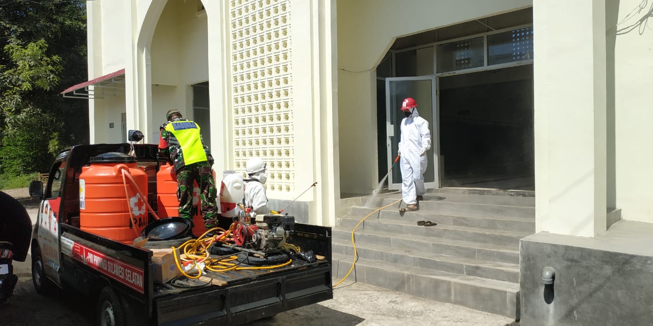 Masjid Nurul Rahman di BTN Bontomate'ne, kecamatan Pattalassang disemprot disinfektan, Kamis 25 Juni 2020. (Ist)