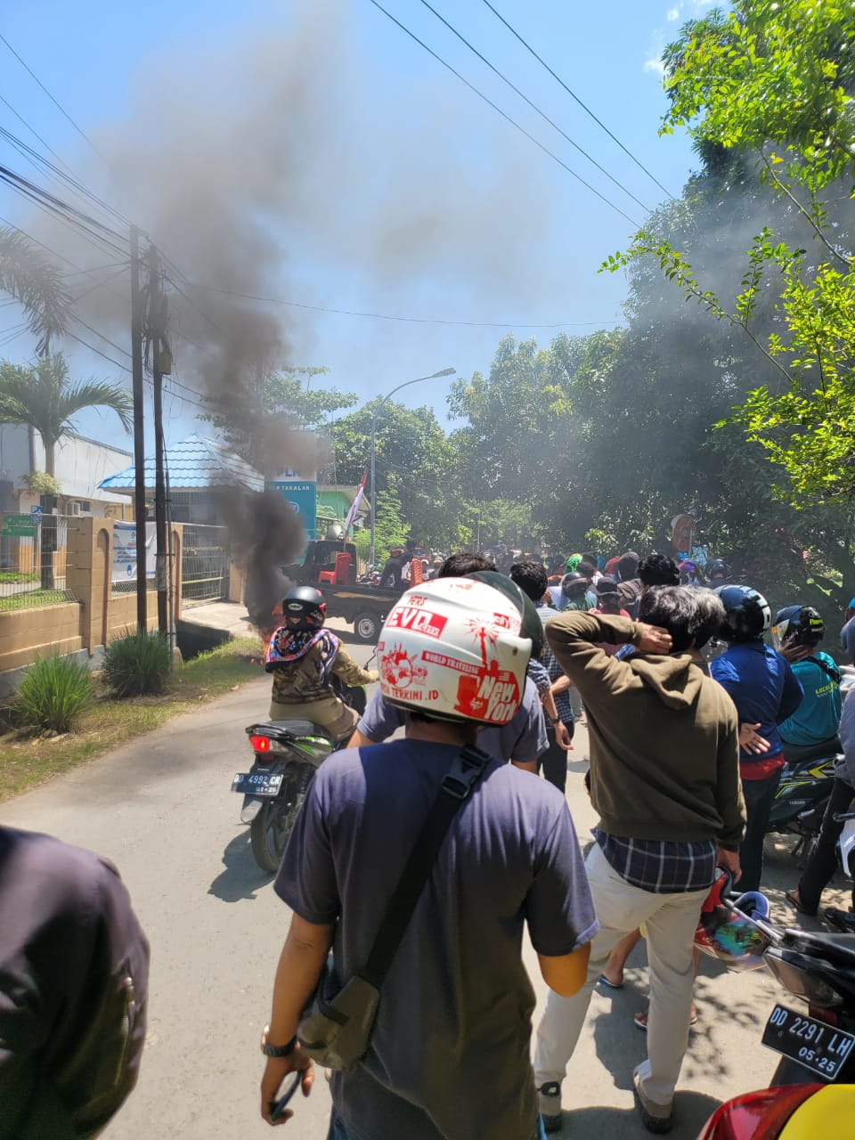 Massa mengepung PLN Takalar terkait pemadaman lampu jalan yang telah berlangsung dua pekan, Senin 12 April 2021. (Ist) Massa mengepung PLN Takalar terkait pemadaman lampu jalan yang telah berlangsung dua pekan, Senin 12 April 2021. (Ist)