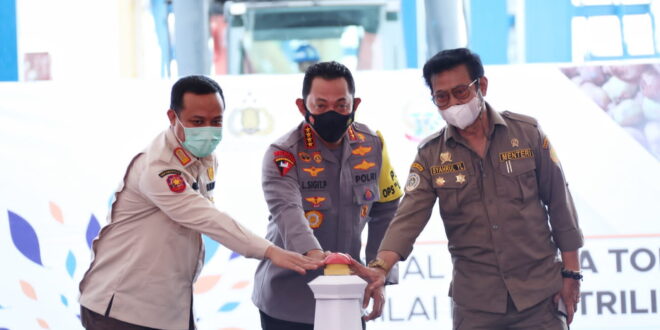 Mentan Syahrul Yasin Limpo saat bersama Kapolri Jenderal Listyo Sigit Prabowo dan Plt Gubernur Sulsel Andi Sudirman melepas ekport bernilai belasan triliunan, beberapa waktu lalu. (Int)