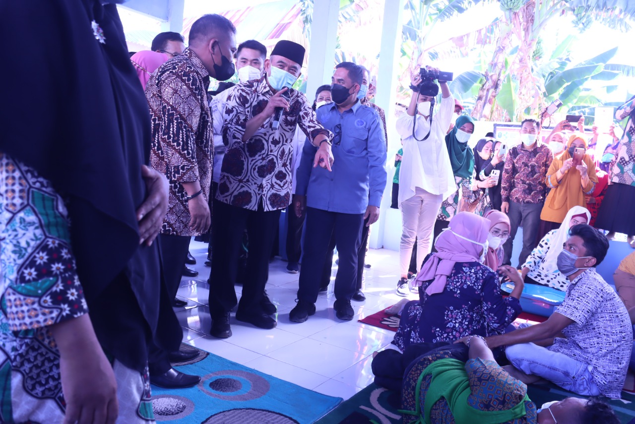 Menteri Kordinator Bidang Pembangunan Manusia dan Kebudayaan RI Muhajir Efendi melakukan kunjungan kerja ke Takalar tepatnya di Desa Bontomarannu, Galesong Selatan, Kamis 10 Juni 2021 sore. Menteri Kordinator Bidang Pembangunan Manusia dan Kebudayaan RI Muhajir Efendi melakukan kunjungan kerja ke Takalar tepatnya di Desa Bontomarannu, Galesong Selatan, Kamis 10 Juni 2021 sore.