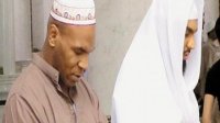 Mike Tyson melaksanakan salat. (Int)