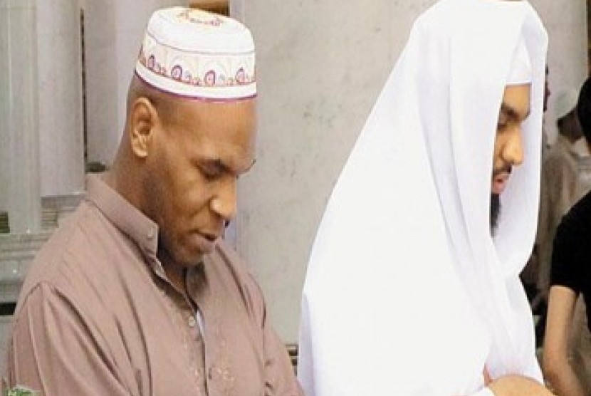 Mike Tyson melaksanakan salat. (Int)