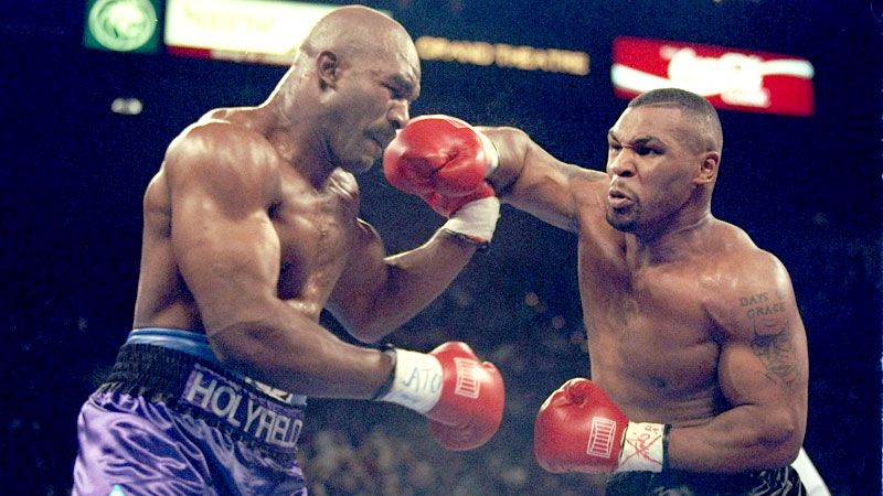 Mike Tyson siap kembali berhadapan dengan Evander Holyfield meski usai tak muda lagi. (Int)