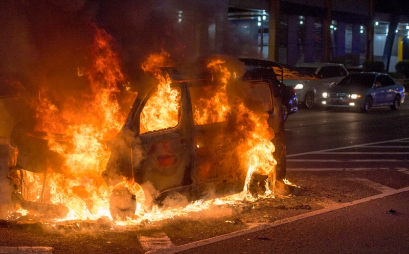 Mobil terbakar. (Ilustrasi)