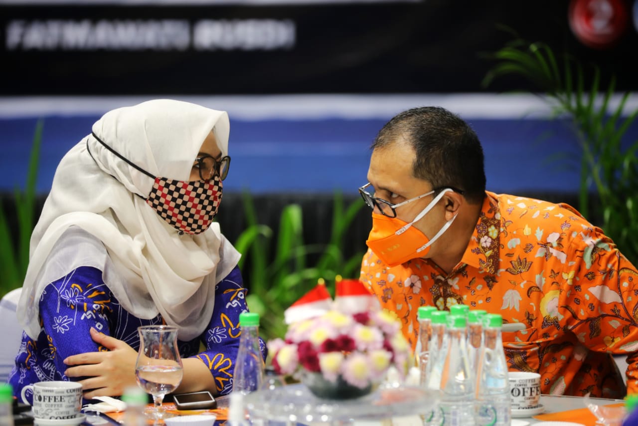 Moh Ramdhan Pomanto berbincang bersama Ketua Nasdem Makassar Andi Rachmatika Dewi dalam pertemuan di Jalan Amirullah, Minggu 5 Juli 2020 malam. (Ist)