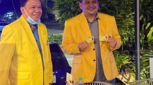 Munafri-Arifuddin-alias-Appi-memperlihatkan-KTA-sebagai-tanda-sudah-bergabung-dengan-Partai-Golkar.-(Ist)