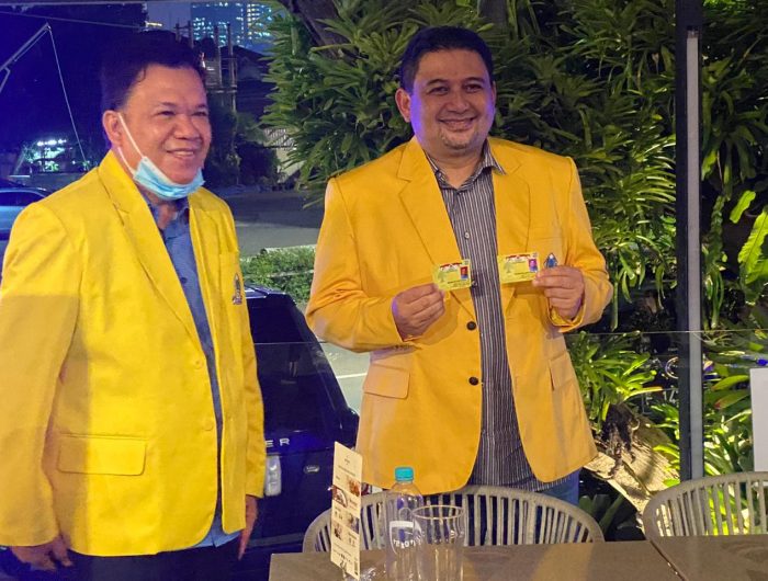 Munafri-Arifuddin-alias-Appi-memperlihatkan-KTA-sebagai-tanda-sudah-bergabung-dengan-Partai-Golkar.-(Ist)
