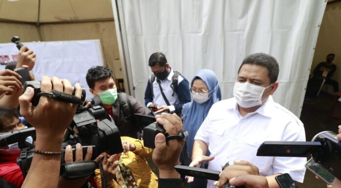 Munafri Arifuddin memberikan keterangan kepada wartawan usai mencoblos di TPS dekat rumahnya. (Int)