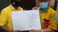 None- Zunnun memperlihatkan rekomendasi Partai Golkar. (Ist)