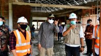 Nurdin Abdullah meninjau pembangunan Rest Area di Sidrap. (Ist)