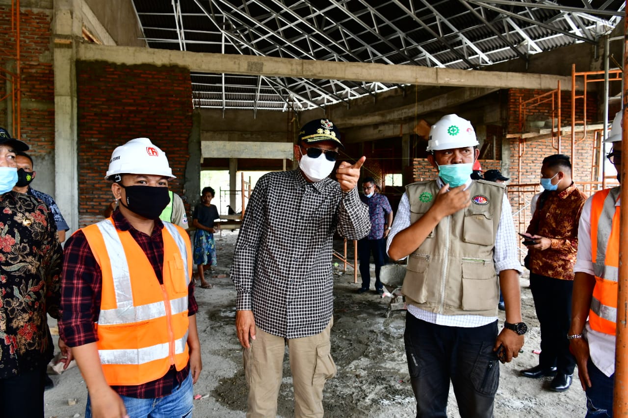 Nurdin Abdullah meninjau pembangunan Rest Area di Sidrap. (Ist)
