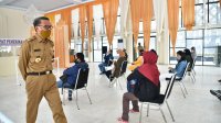 Nurdin Abdullah meninjau lokasi rapid test gratis Pemprov Sulsel. (Ist)