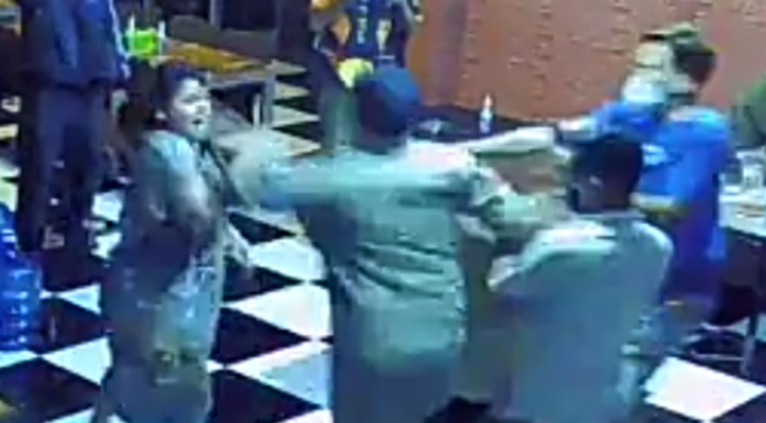 Oknum Satpol PP di Gowa memukul pemilik cafe yang lagi hamil saat penertiban jam malam, Rabu 14 Juli 2021 malam. (Int)