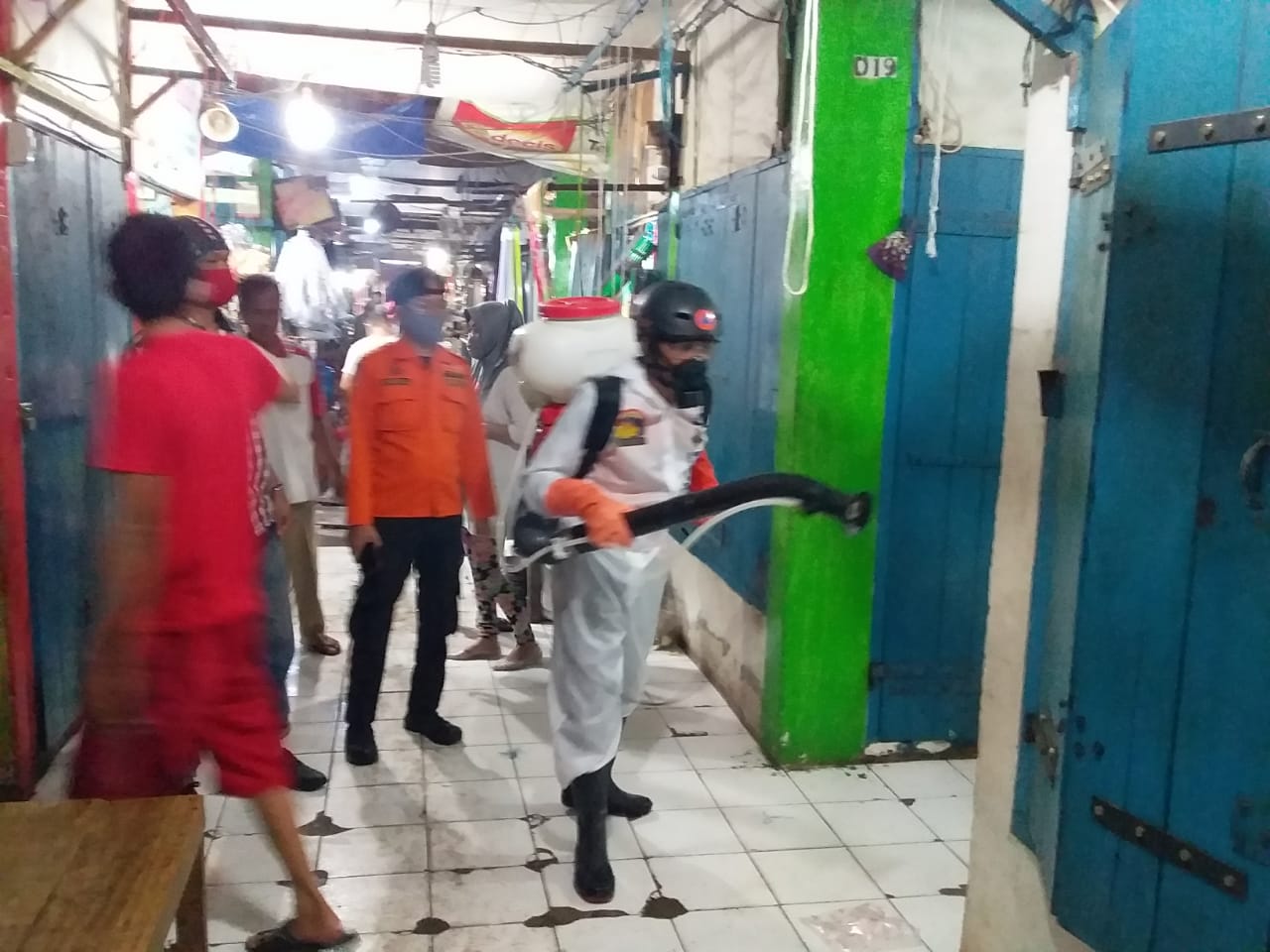 PD Parkir Makassar melakukan penyemprotan disinfektan di sejumlah pasar tradisional untuk mencegah penyebaran virus corona, Minggu 14 Juni 2020. (Ist)