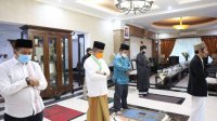 PJ Walikota Makassar Yusran Jusuf menunaikan Salat ID di rumah jabatan, Ahad 24 Mei 2020. (Ist)