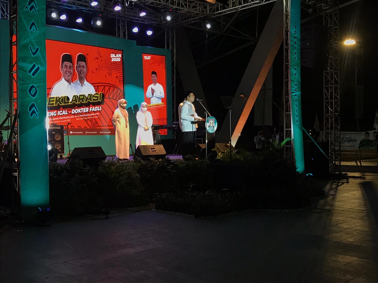 Pasangan Syamsu Rizal- Fadli Ananda (Dilan) menggelar deklrasi di Lapangan Karebosi, Senin 31 Agustus 2020 malam. (Manifesto)