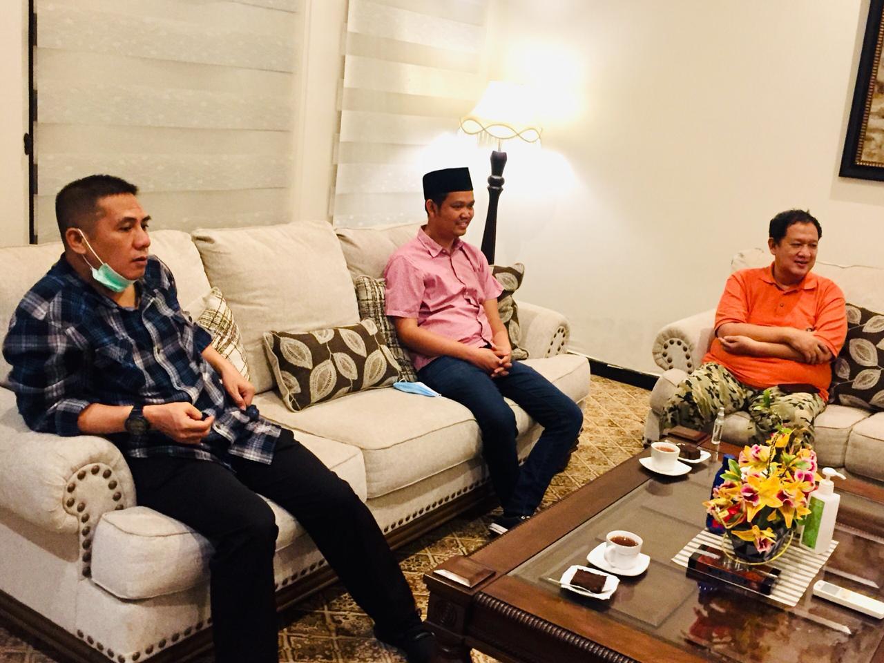 Pasangan Syamsu Rizal- Fadli Ananda bertemu dengan dr Onasis menjelang pendaftaran di KPU Makassar. (Ist) Pasangan Syamsu Rizal- Fadli Ananda bertemu dengan dr Onasis menjelang pendaftaran di KPU Makassar. (Ist)