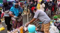 Pasar tradisional tetap diimbau mematuhi protokoler pencegahan Covid 19 di tengah aktivitas yang meningkat menjelang lebaran. (int)