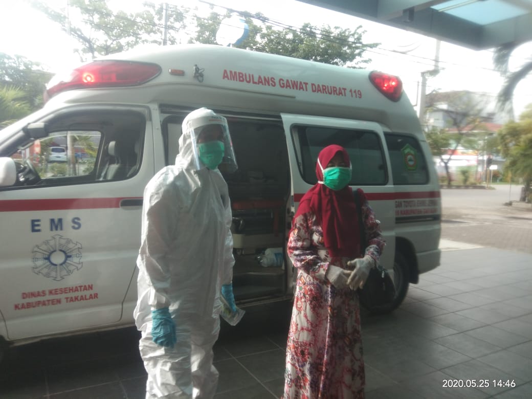 Pasien positif di Jalan Pallantikang, Takalar dijemput Tim Gugus Covid 19 untuk dibawa ke Hotel Grand Palace Makassar untuk menjalani isolasi mandiri, Senin 25 Mei 2020. Pasien positif di Jalan Pallantikang, Takalar dijemput Tim Gugus Covid 19 untuk dibawa ke Hotel Grand Palace Makassar untuk menjalani isolasi mandiri, Senin 25 Mei 2020. (Ist)