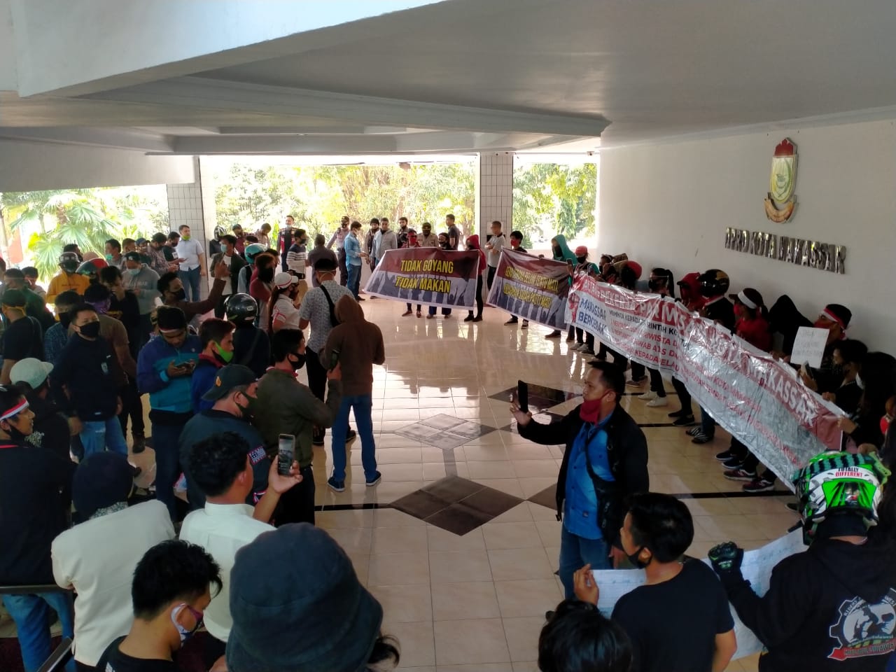 Pekerja THM menggelar protes atas aksi penutupan THM di DPRD Makassar, Kamis 13 Agustus 2020. (Ist) Pekerja THM menggelar protes atas aksi penutupan THM di DPRD Makassar, Kamis 13 Agustus 2020. (Ist)