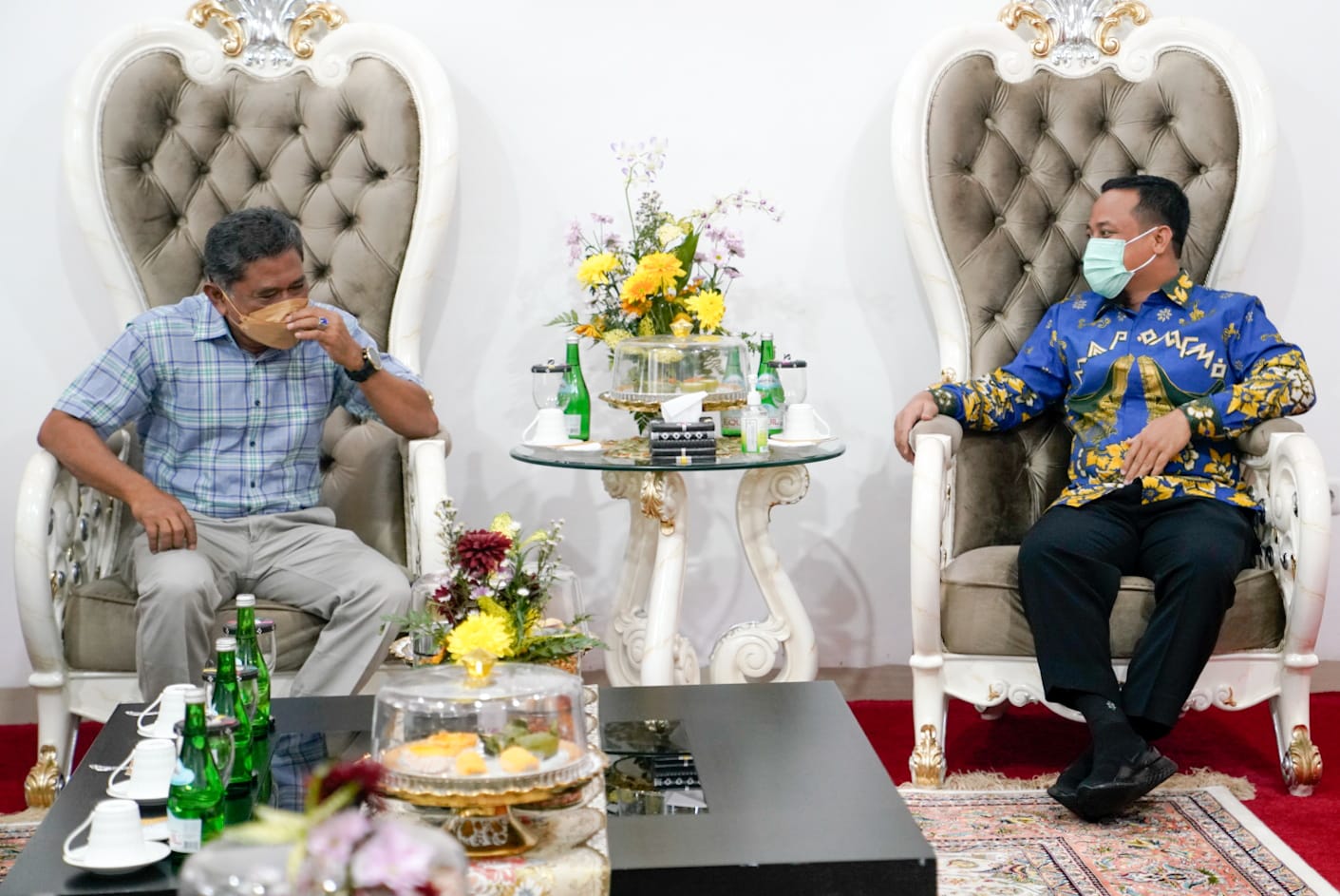 Pelaksana Tugas Gubernur Sulawesi Selatan, Andi Sudirman Sulaiman menerima kunjungan Plt Bupati Penajem Paser Utara, Hamdan Pongrewa di Rujab Wagub Sulsel, Sabtu 5 Maret 2022. (Ist)