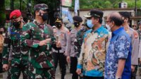 Pelaksana Tugas (Plt) Gubernur Sulawesi Selatan, Andi Sudirman Sulaiman mendampingi Panglima TNI Marsekal Hadi Tjahjanto di Makassar, Jumat 2 April 2021. (Ist)