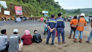 Pemuda dan warga Sorowako menutup akses jalan ke PT Vale beberapa waktu lalu. (Int)