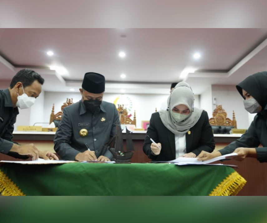 Penandanganan tiga Perda baru oleh Gubernur Sulsel Andi Sudirman Sulaiman dan Ketua DPRD Sulsel Andi Ina Kartika, Jumat 22 April 2022. (Ist).png