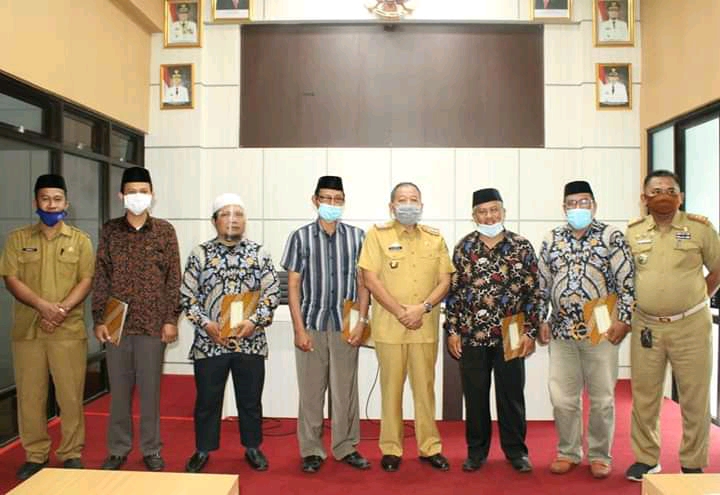 Pengurus Baznas Takalar bersama Sekda Takalar Drs Arsyad usai pengukuhan di Kantor Bupati Takalar. (Ist)