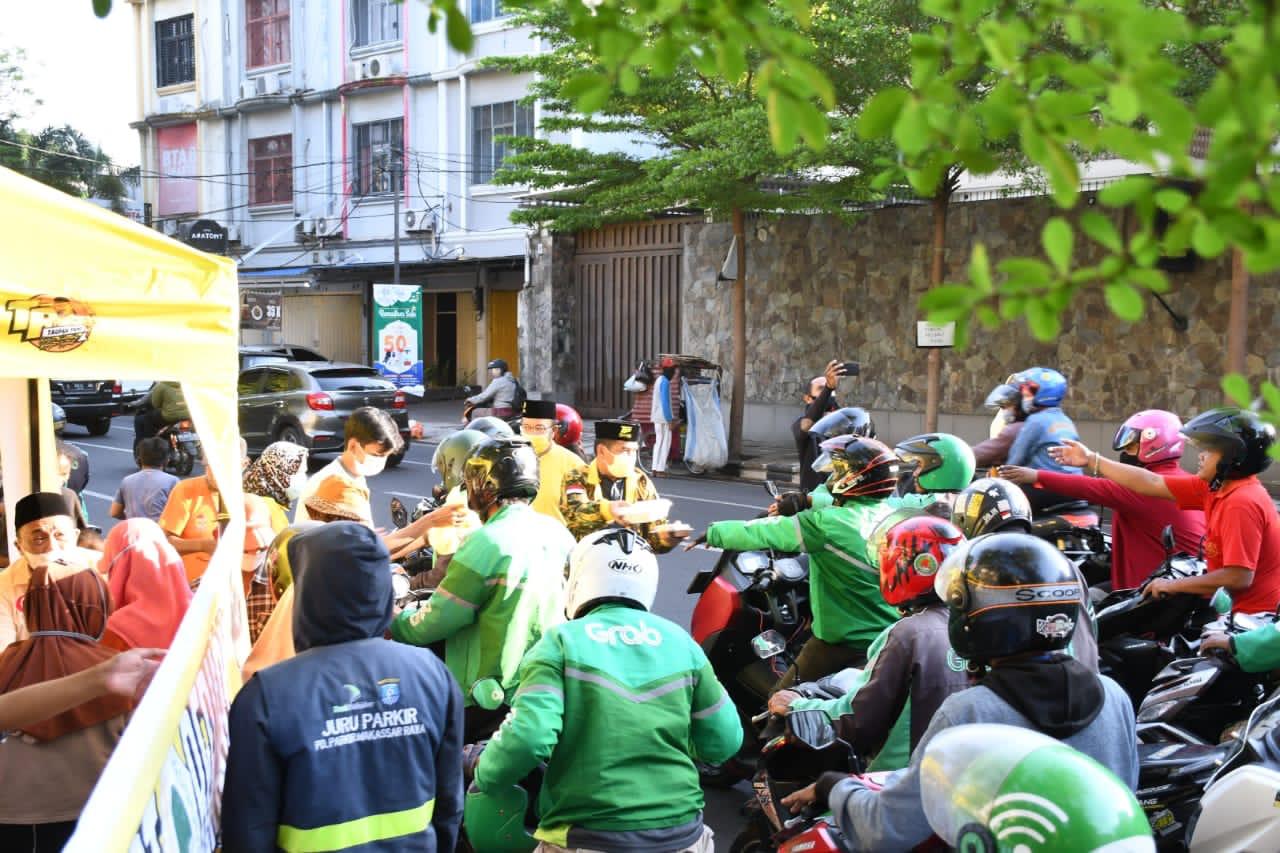 Pengurus DPD I Partai Golkar Sulsel membagi- bagikan takjil kepada pengendara yang lewat di jalan Bontolempangan Makassar, Jumat 23 April 2021. (Ist) Pengurus DPD I Partai Golkar Sulsel membagi- bagikan takjil kepada pengendara yang lewat di jalan Bontolempangan Makassar, Jumat 23 April 2021. (Ist)