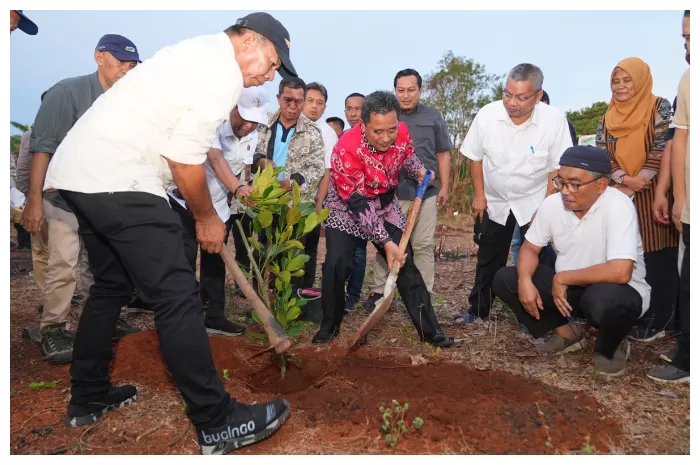 Penjabat Gubernur Sulawesi Selatan (Sulsel), Bahtiar Baharuddin dan Bupati Bulukumba, Andi Muchtar Ali Yusuf, Jumat 24 November 2023. (Ist).webp