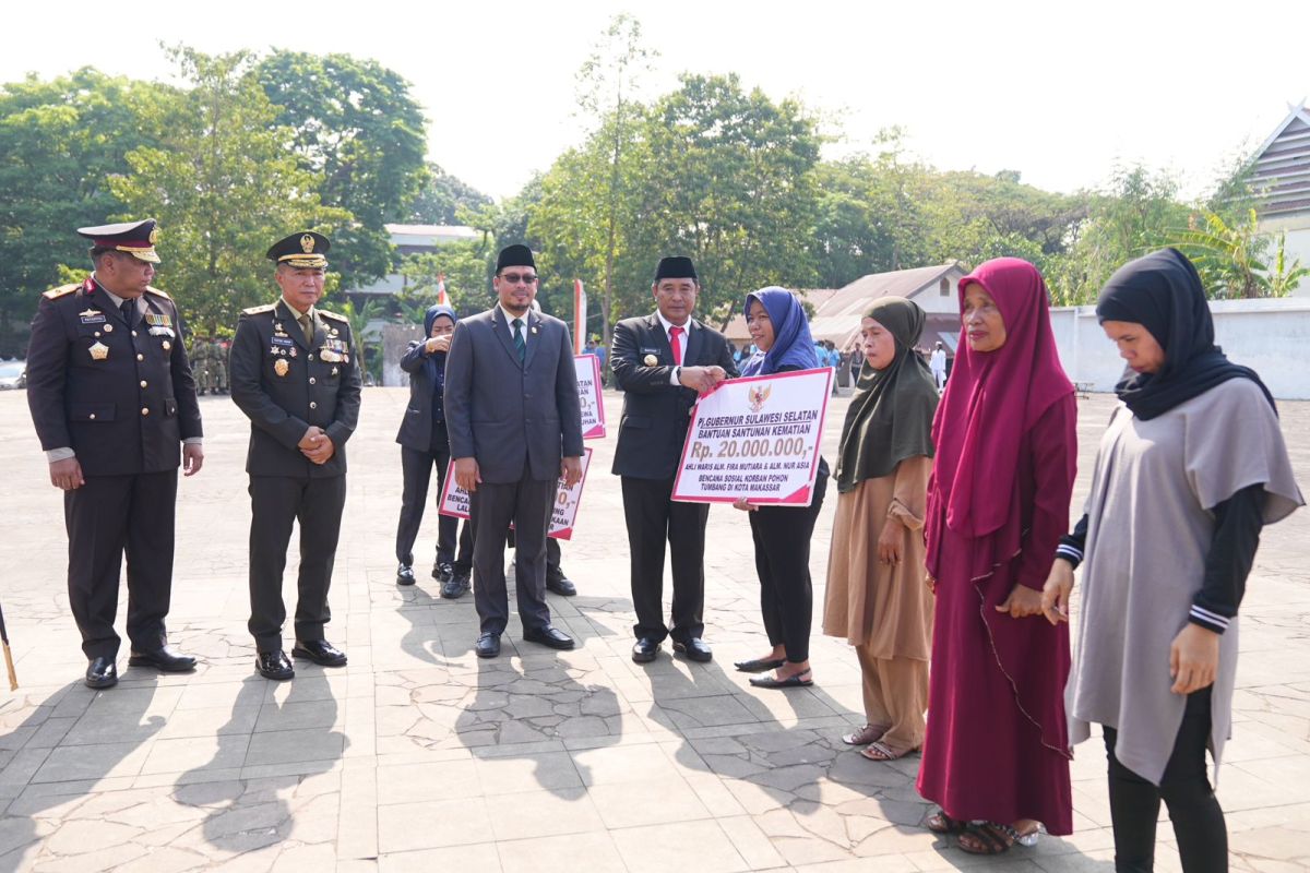 Penjabat Gubernur Sulsel, Bahtiar Baharuddin, memimpin upacara peringatan Hari Pahlawan Nasional, yang dilaksanakan di Taman Makam Pahlawan, Jalan Panaikang, Kota Makassar, Jumat 10 November 2023. (Ist)
