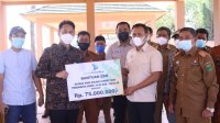 Penyerahan CSR Bank Sulselbar kepada Pemkab Takalar, Senin 19 Juli 2021. (Ist) Penyerahan CSR Bank Sulselbar kepada Pemkab Takalar, Senin 19 Juli 2021. (Ist)