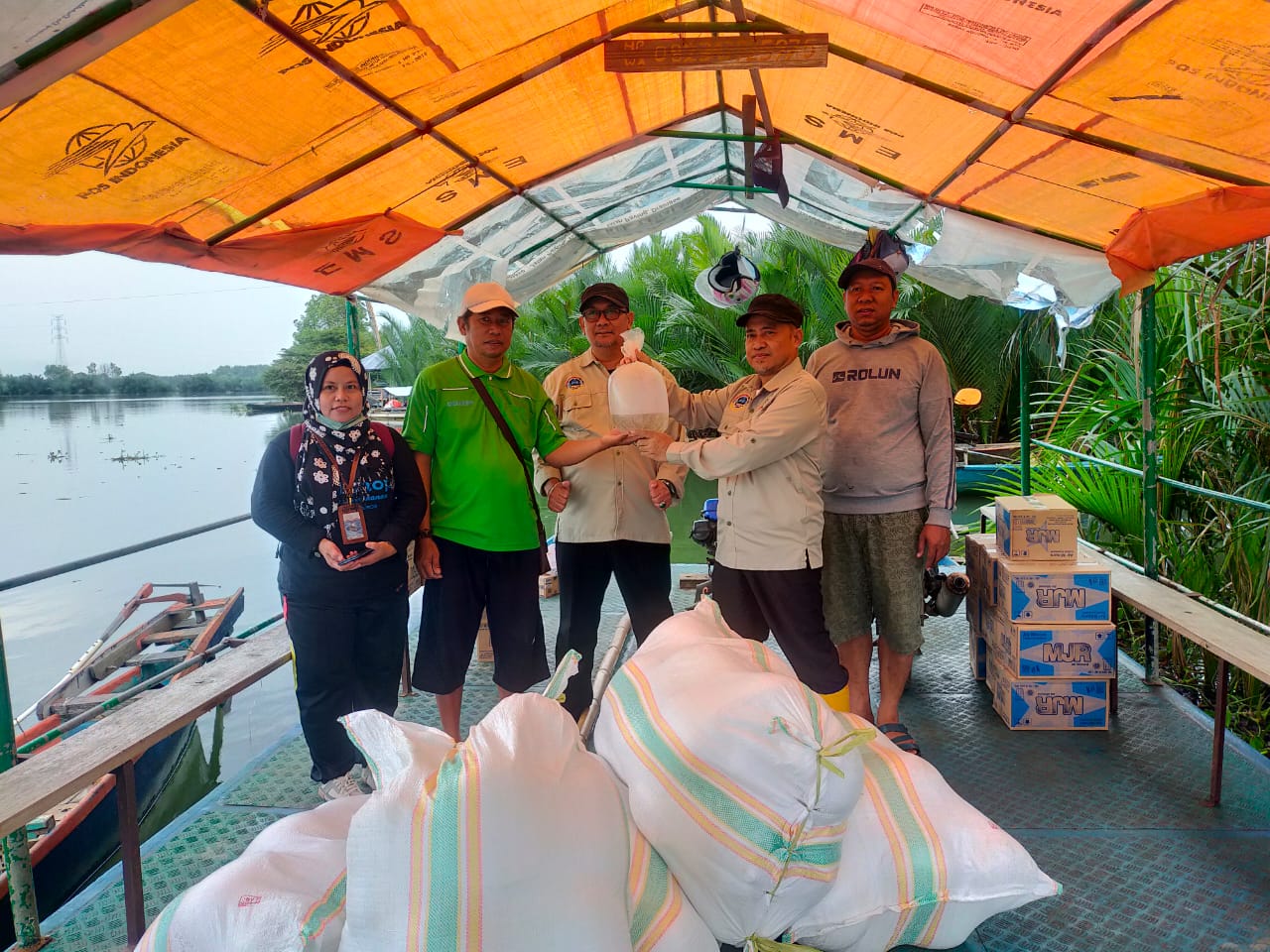 Penyerahan bantuan benih udang windu untuk pembudidaya di Pulau Lakkang, Makassar. (Ist) Penyerahan bantuan benih udang windu untuk pembudidaya di Pulau Lakkang, Makassar. (Ist).jpg