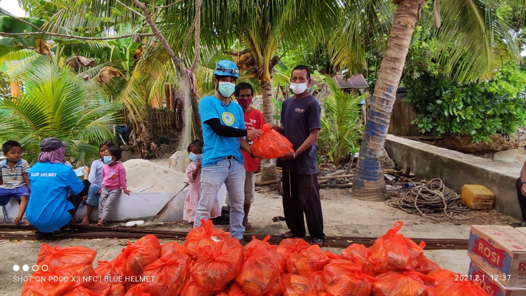 Penyerahan bantuan oleh Partai Gelora di Pulau Karampuang, Mamuju. (Ist)