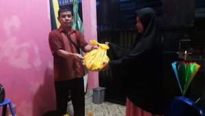 Penyerahan bantuan sembako kepada warga terdampak banjir dilakukan oleh anggota Fraksi Partai Golkar Andi Suharmika di kelurahan Paccerakkang, Biringkanaya, Senin 21 Desember 2020 malam. (Ist)
