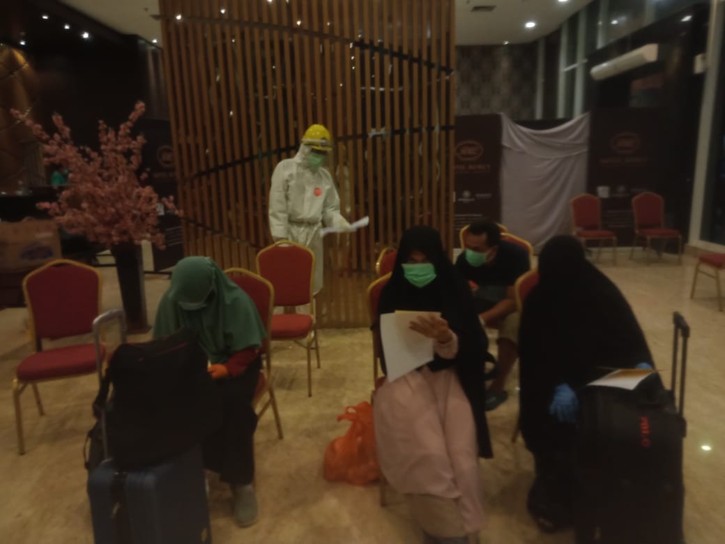 Perawat Dinkes Takalar bersiap menjalani isolasi di salah satu hotel di Makassar, Rabu 10 Juni 2020. (Ist)