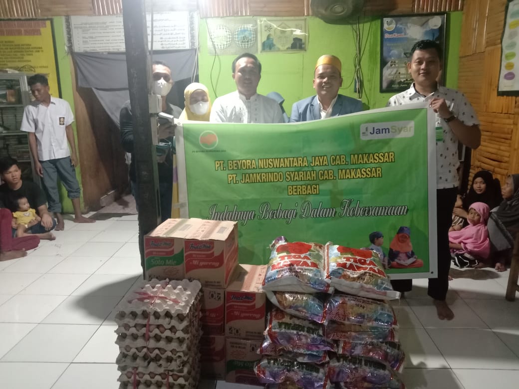 Perusahaan BUMN, PT Jamkrindo melalui anak usahanya. PT Penjaminan Jamkrindo Syariah (Jamsyar) bersama mitranya PT Beyora Nuswantarajaya berbagi, Rabu 17 November 2021. (Ist)