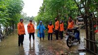 Petugas BPBD Takalar melakukan peninjaun ke lokasi banjir untuk melihat dampak banjir yang terjadi Selasa 22 Desember 2020 dini hari. (Ist)