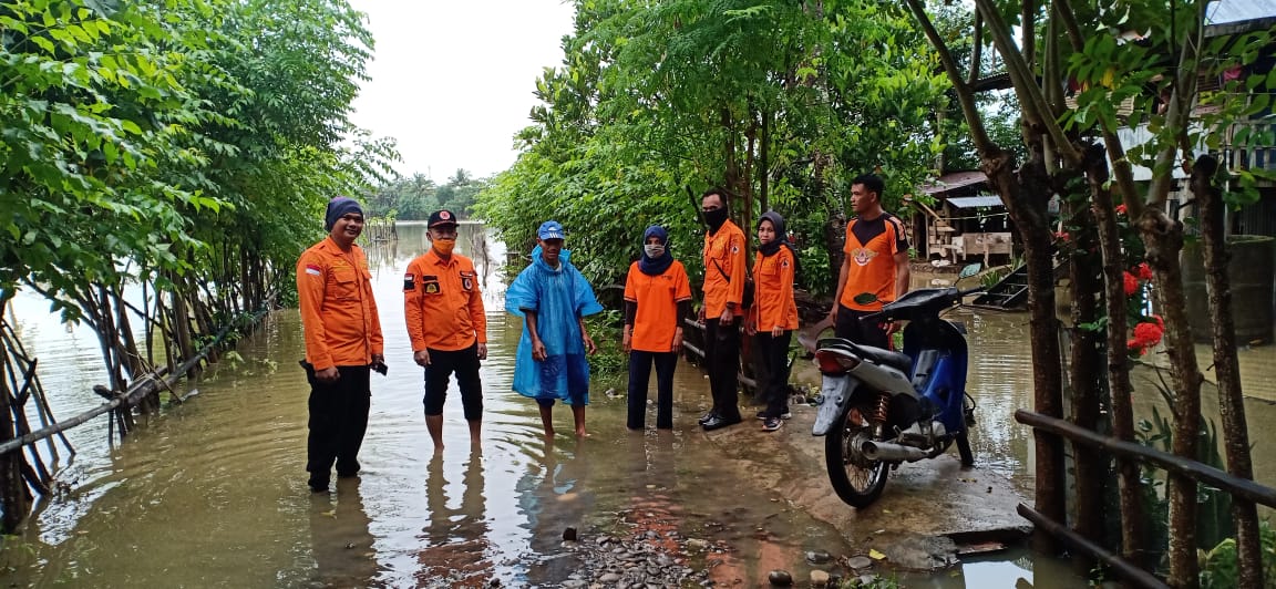 Petugas BPBD Takalar melakukan peninjaun ke lokasi banjir untuk melihat dampak banjir yang terjadi Selasa 22 Desember 2020 dini hari. (Ist) Petugas BPBD Takalar melakukan peninjaun ke lokasi banjir untuk melihat dampak banjir yang terjadi Selasa 22 Desember 2020 dini hari. (Ist)