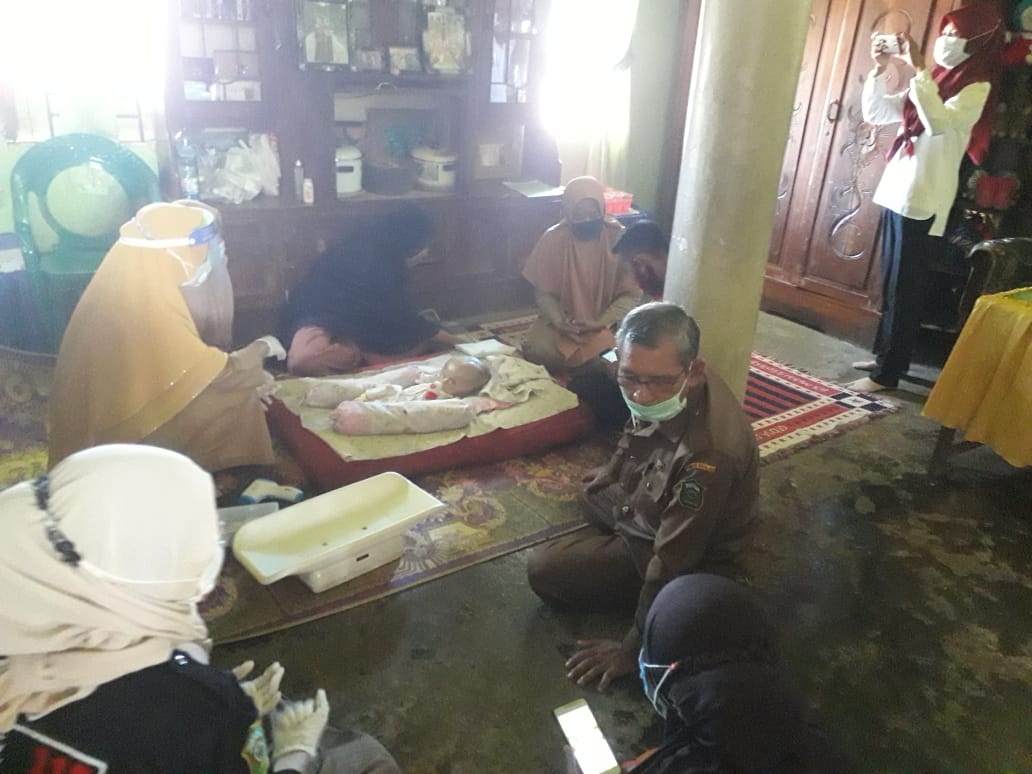 Petugas Dinas Kesehatan dan PKM Mappakasunggu membesuk balita penderita hidrosefalus di desa Takalar Lama, Senin 7 September 2020. (Ist)