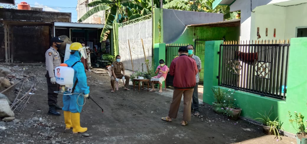 Petugas Gugus Covid 19 Takalar bersiap melakukan penyemprotan disinfektan di rumah orangtua pasien positif yang meninggal, Sabtu, 23 Mei 2020.